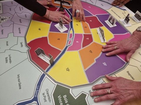 Des personnes aveugles découvrent Paris avec les doigts grâce au plan tactile.